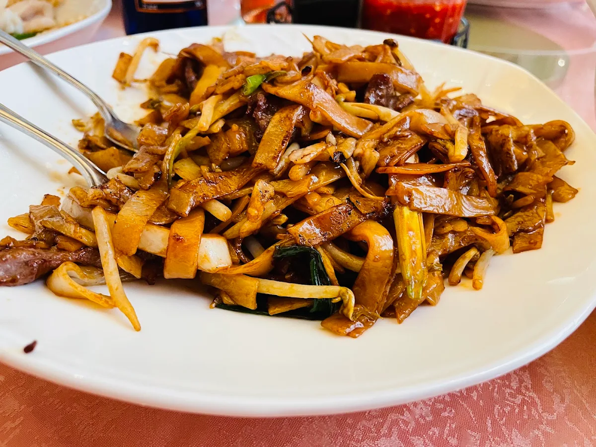Dry Fired Rice Noodle with Beef