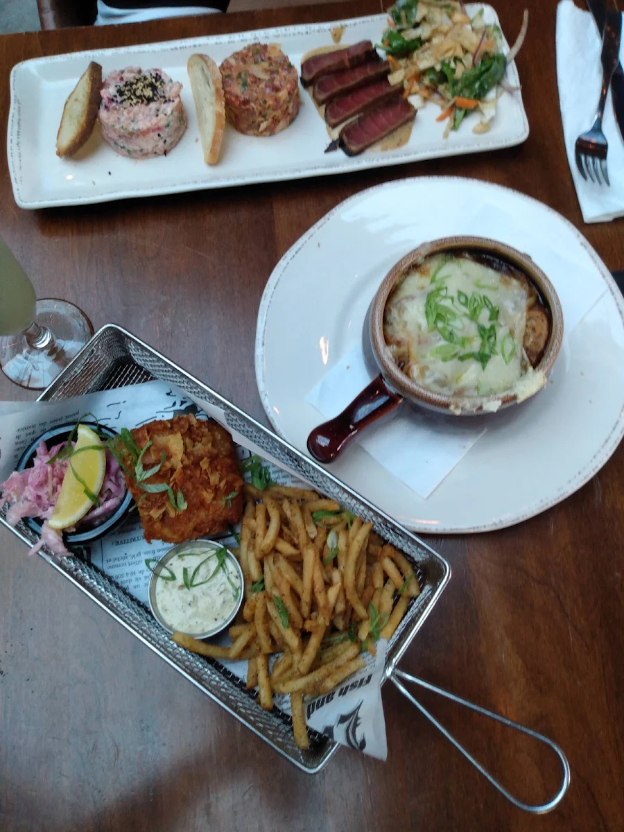 Trio de Tartare Soupe A l'oignon Et Fish & Chips