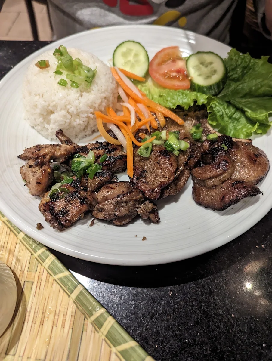 Fried Chicken Pork Chop with Lemongrass on Steamed Rice Com GA Suon Uop Xa Chien