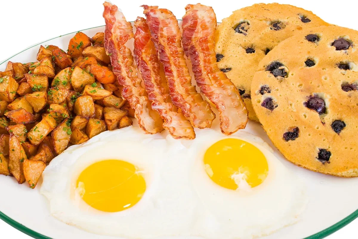 Œufs 2 Pancakes Aux Bleuets Et Bacon