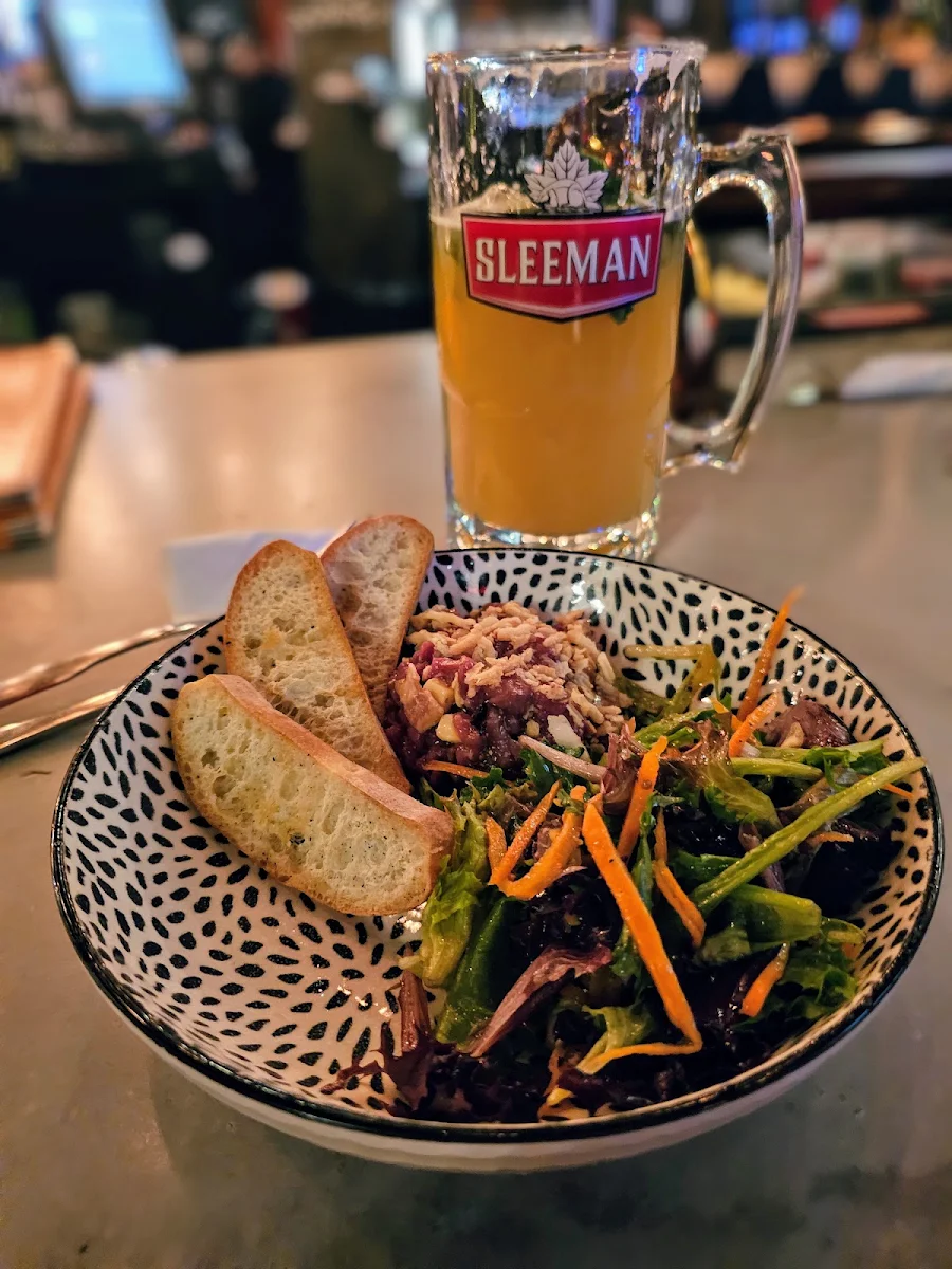 Tartare de Boeuf À la Bière Noire Et À L 'érable Servi Avec Une Petite Fraiche