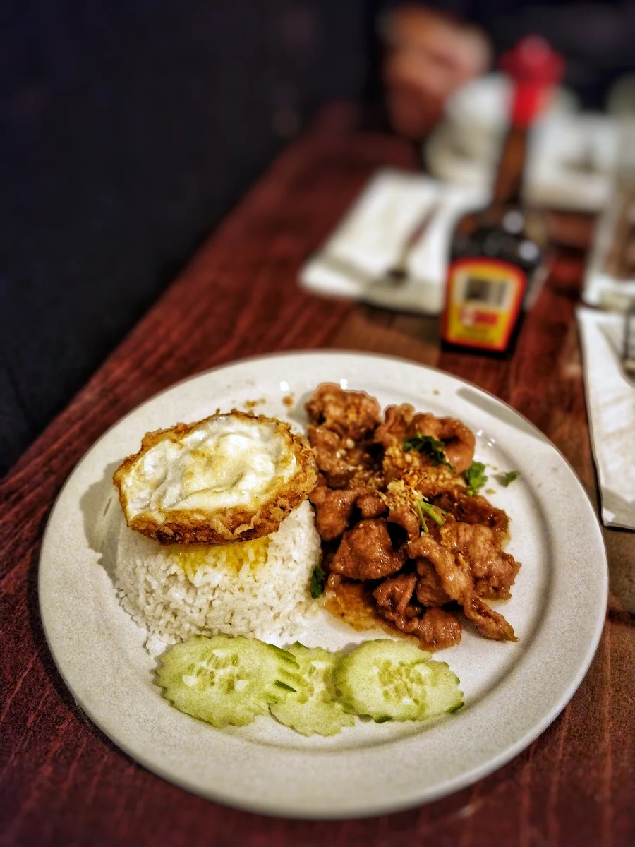 Khao Moo Kratiem Kai Dao Garlic Pork & Fried Egg
