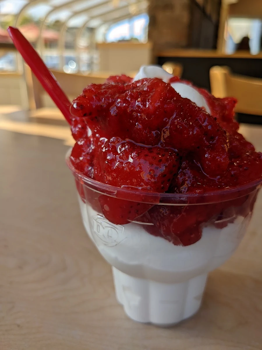 Large Strawberry Sundae