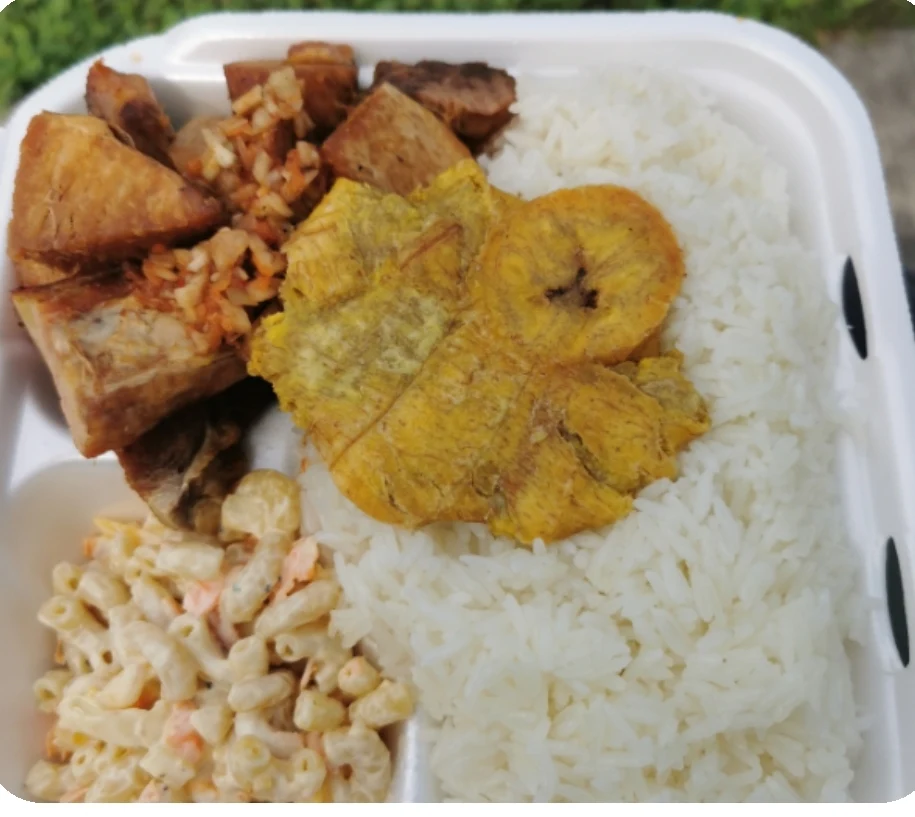 Griot Avec Riz Blanc Et Banane Plantain