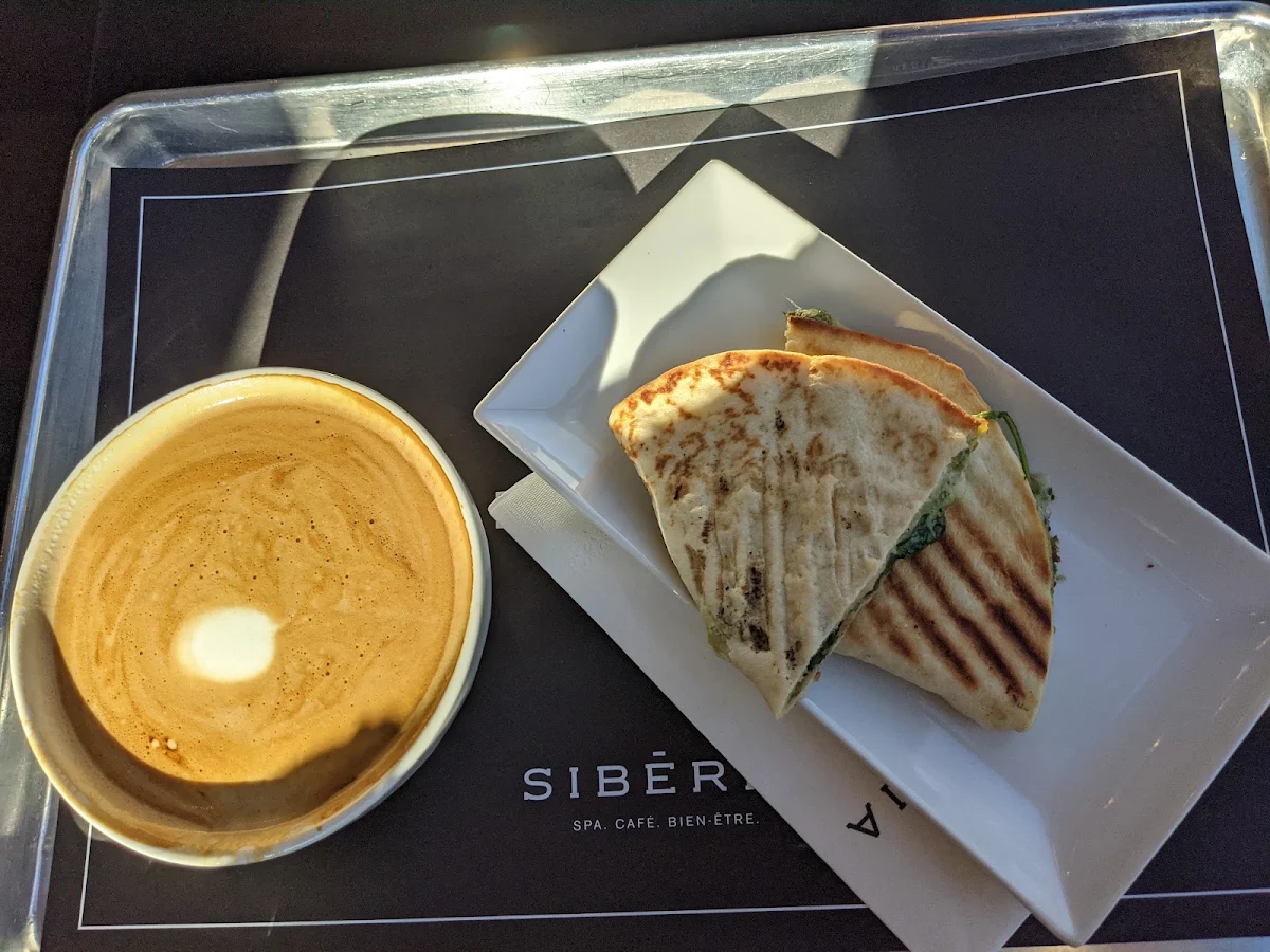 Pain Naan Au Pesto Et Café Latté