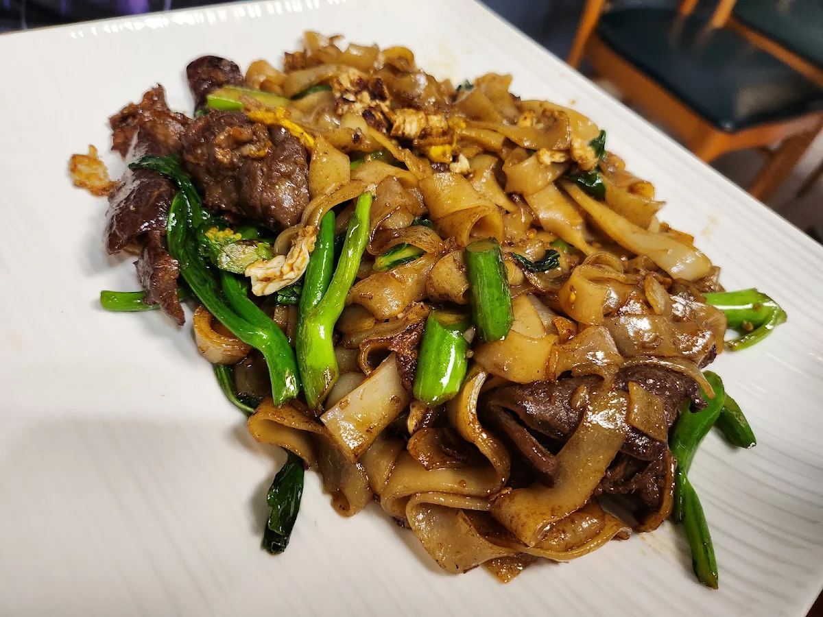 Stir-Fried Rice Noodle with Beef Onion & Ginger