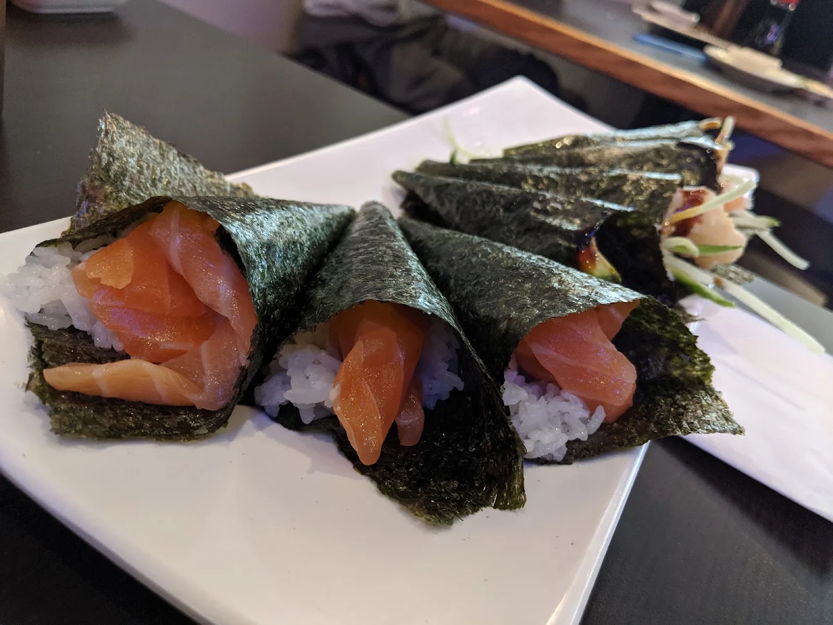 Salmon Hand Roll