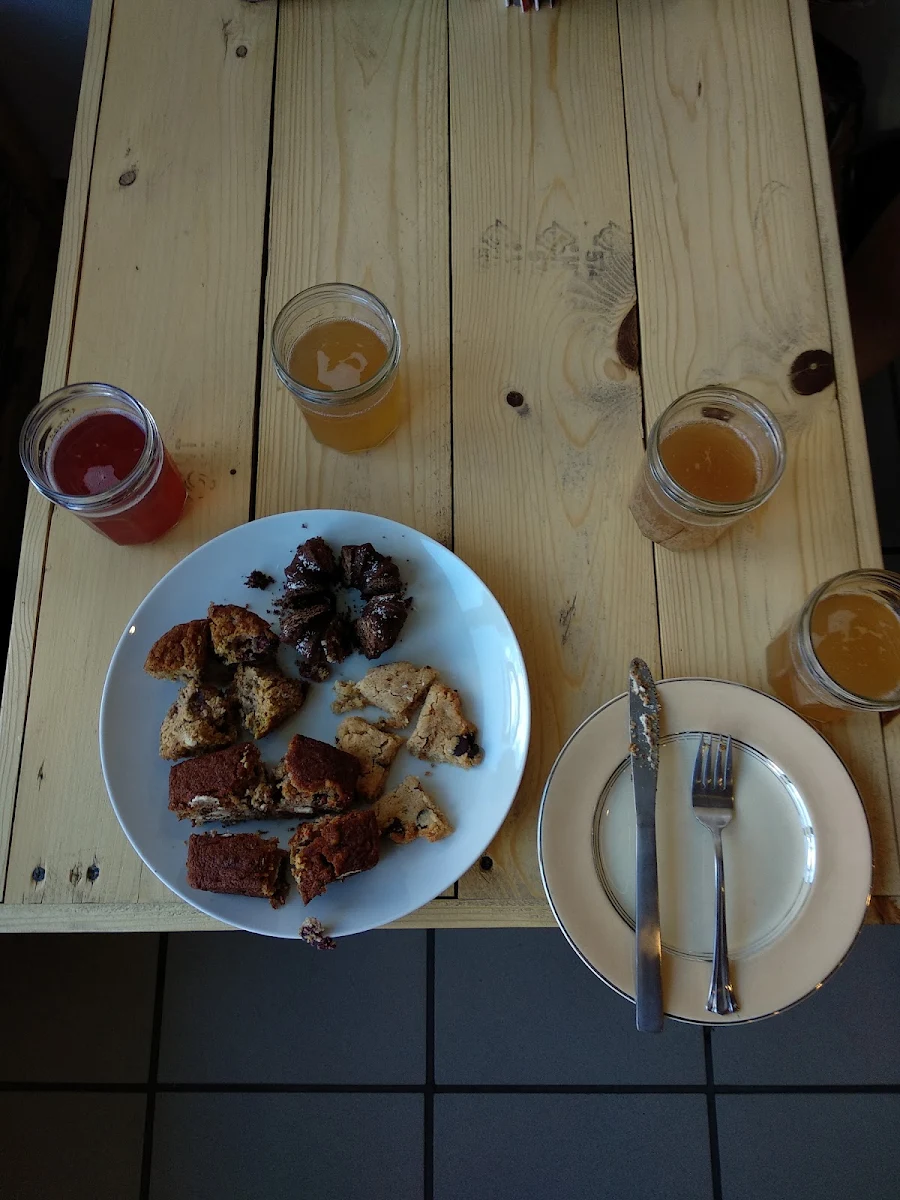 Un Partage de Kombucha Limonade Et Petits Gâteaux