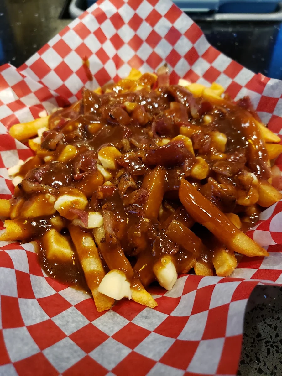 Poutine, Wing House