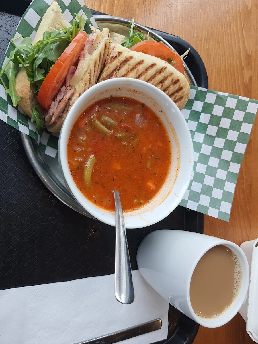 Soupe Aux Légumes Et Sandwich Au Jambon