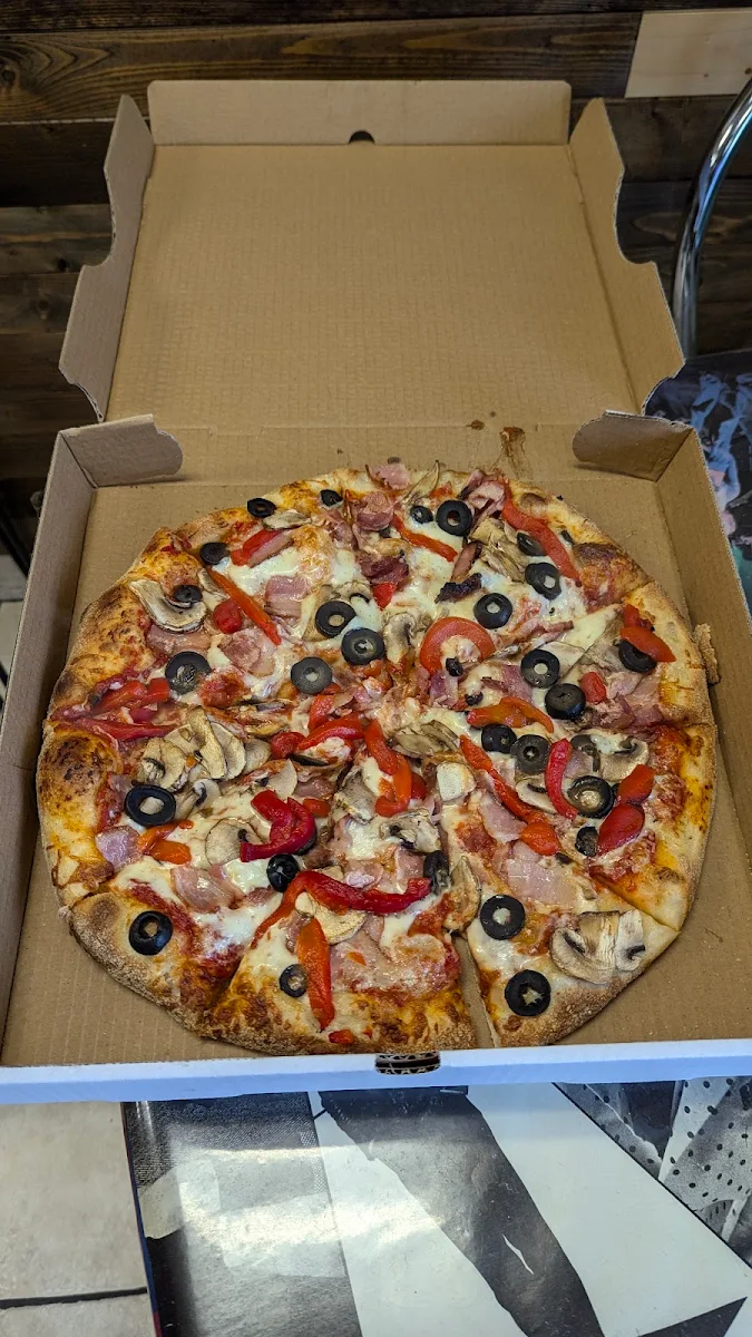 Custom Medium Pizza, Fruitland Pizza & Grill