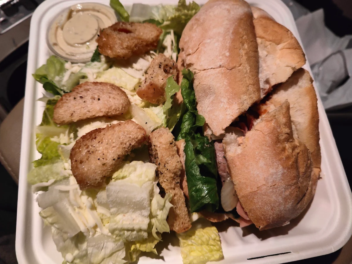 Porcubonetta Sandwich and Salade César