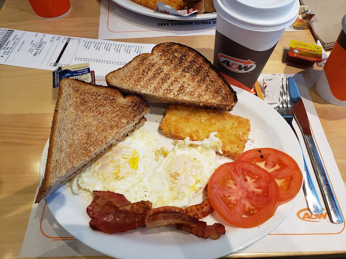 Œufs Brouillés Avec Au Bacon Saucisses Et Tomates