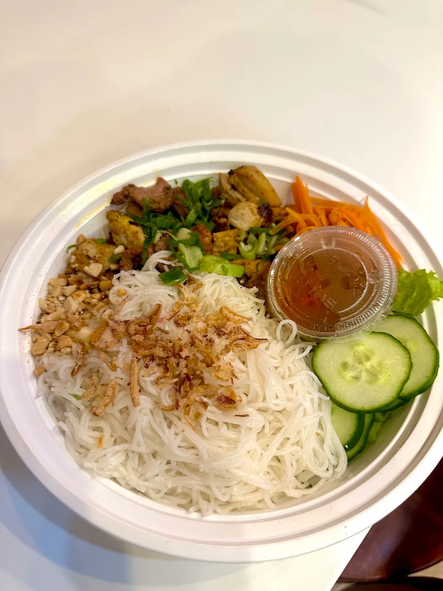 Vermicelli with Spring Rolls