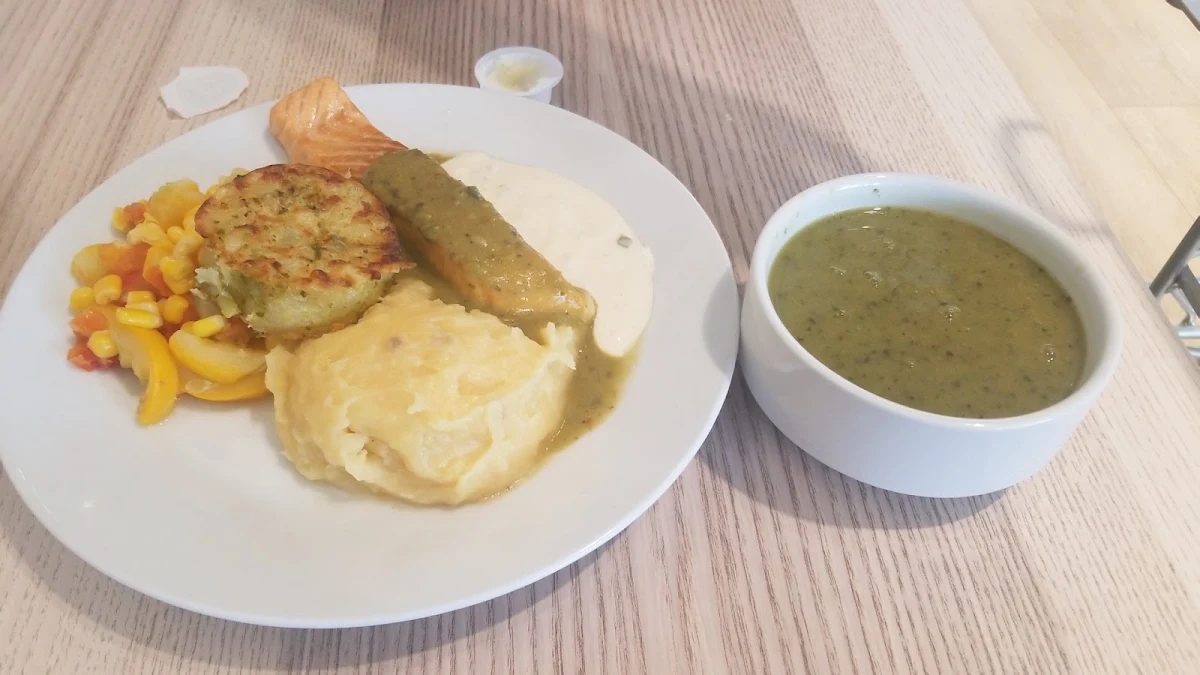 Salmon with Mixed Vegetables and Mashed Potatoes