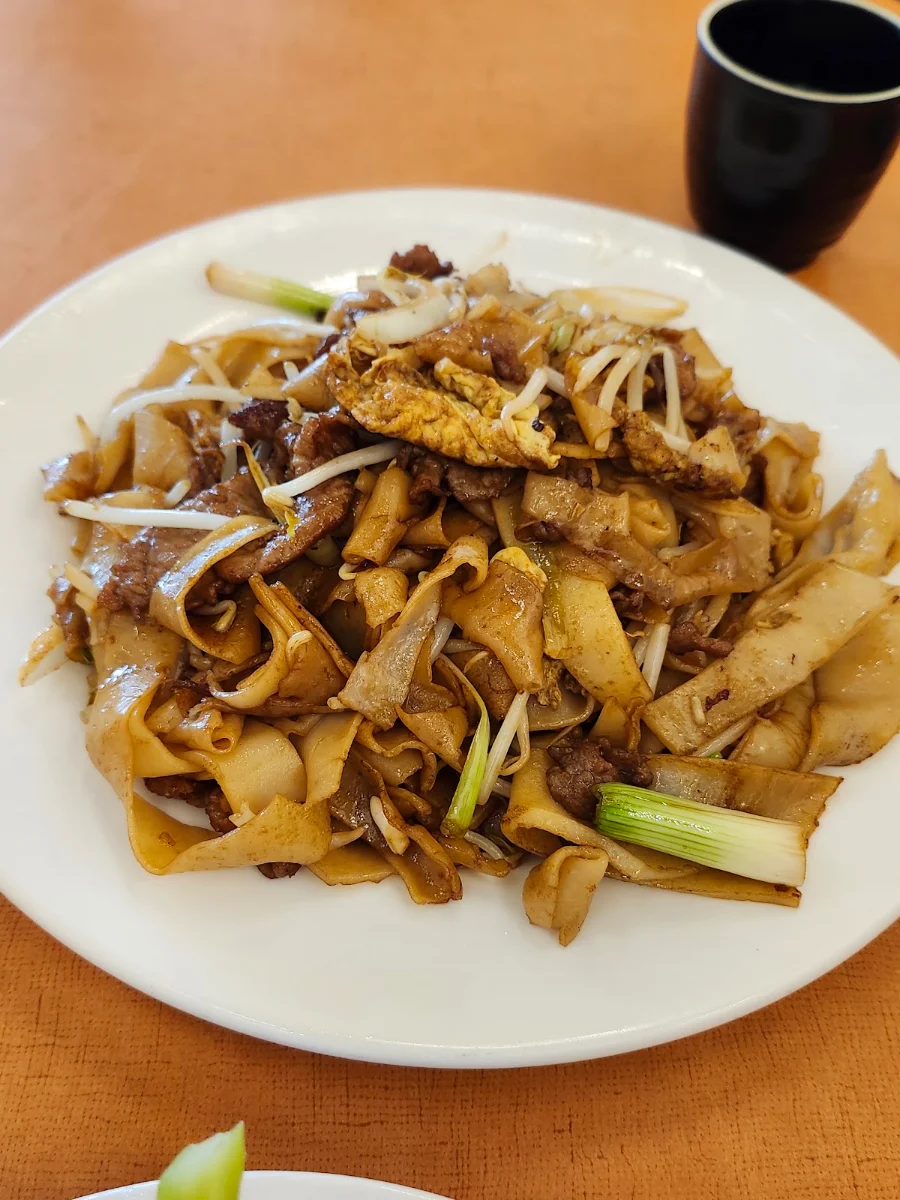 Stirfried Flat Rice Noodles with Beef