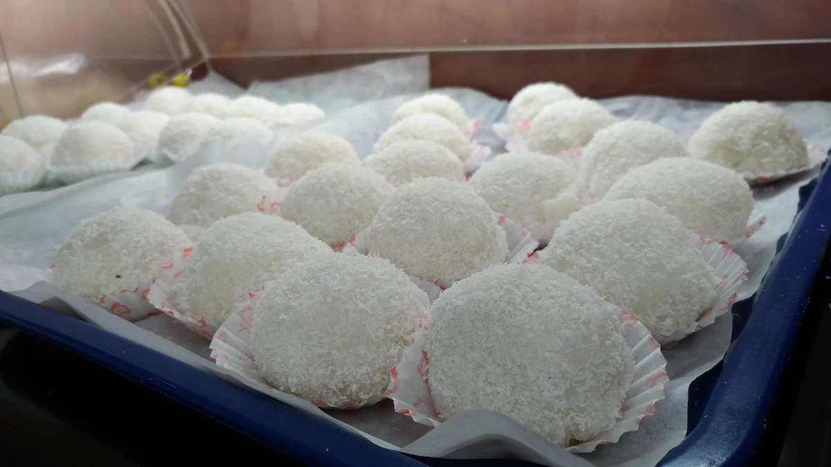 Red Bean or Peanut Filled Sticky Rice with Coconut Shavings