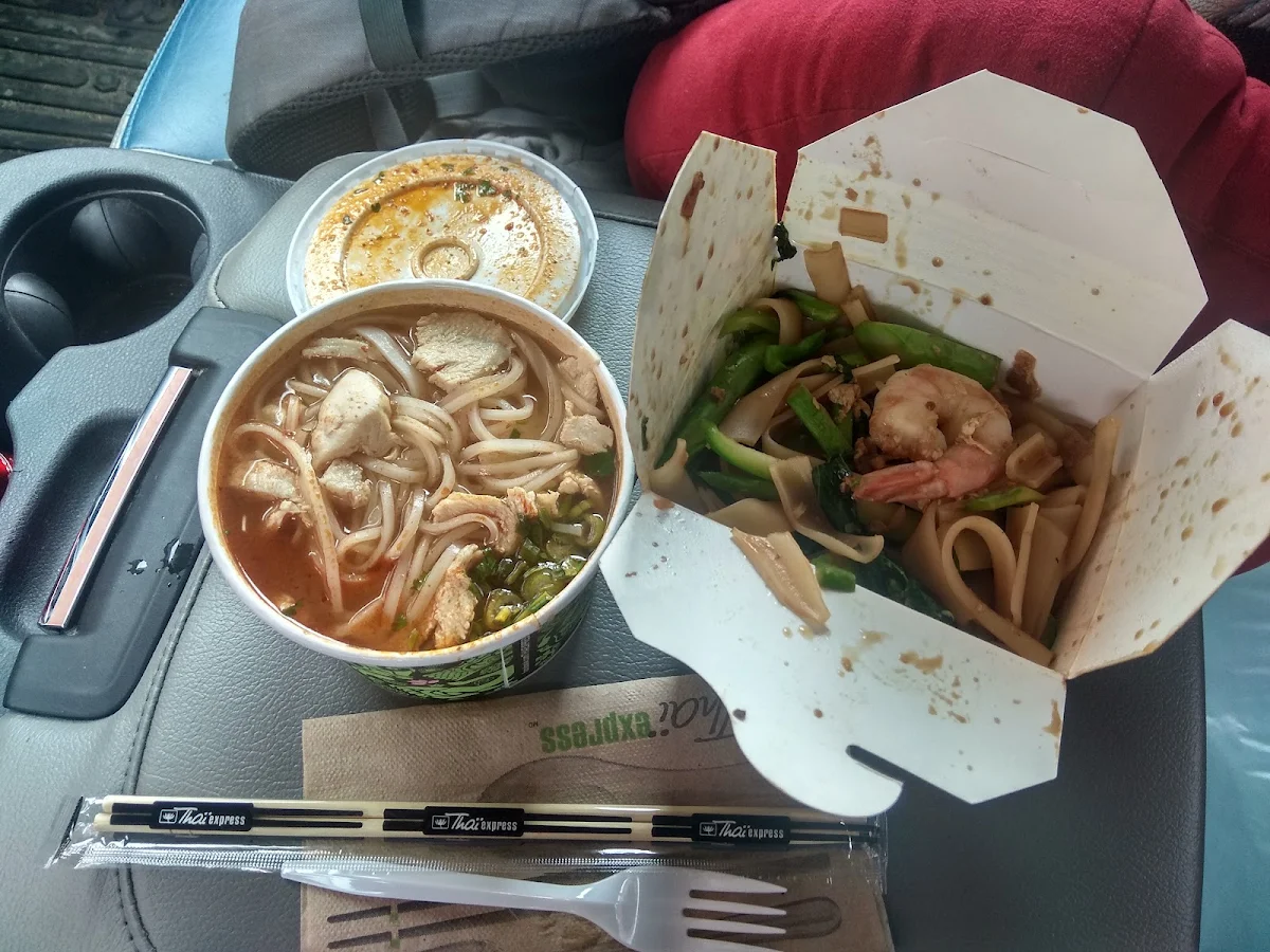 Nouilles À la Aux Crevettes Et À la Soupe Au Poulet