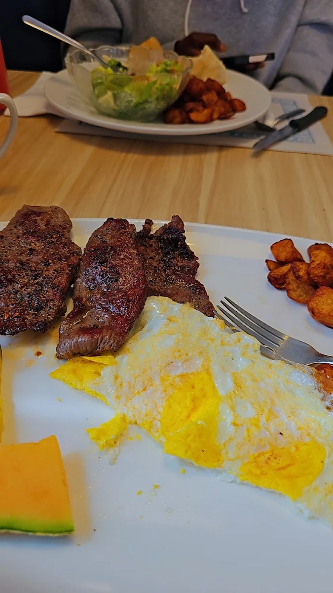 Deux Oeufs Avec Viande Fumée