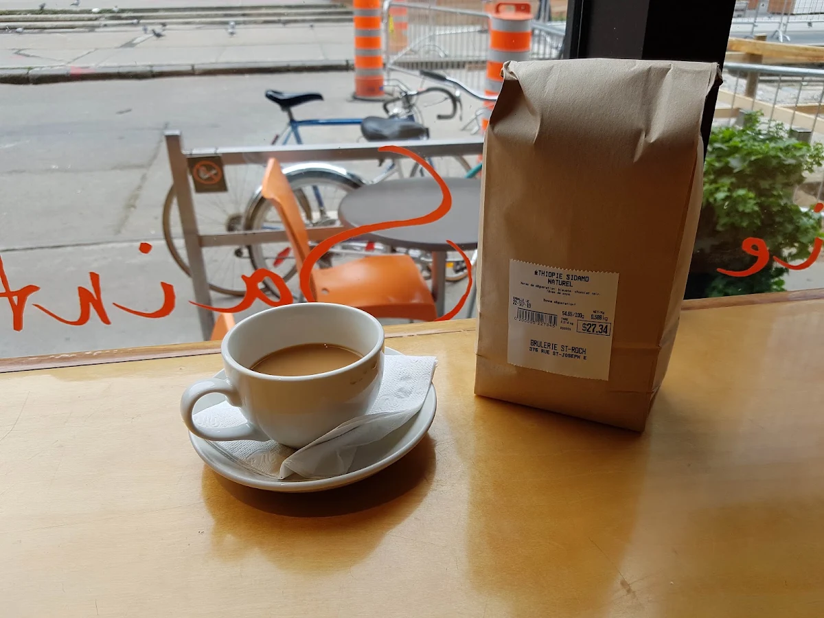 Café Filtre Et Sac de Café Fraîchement Moulu