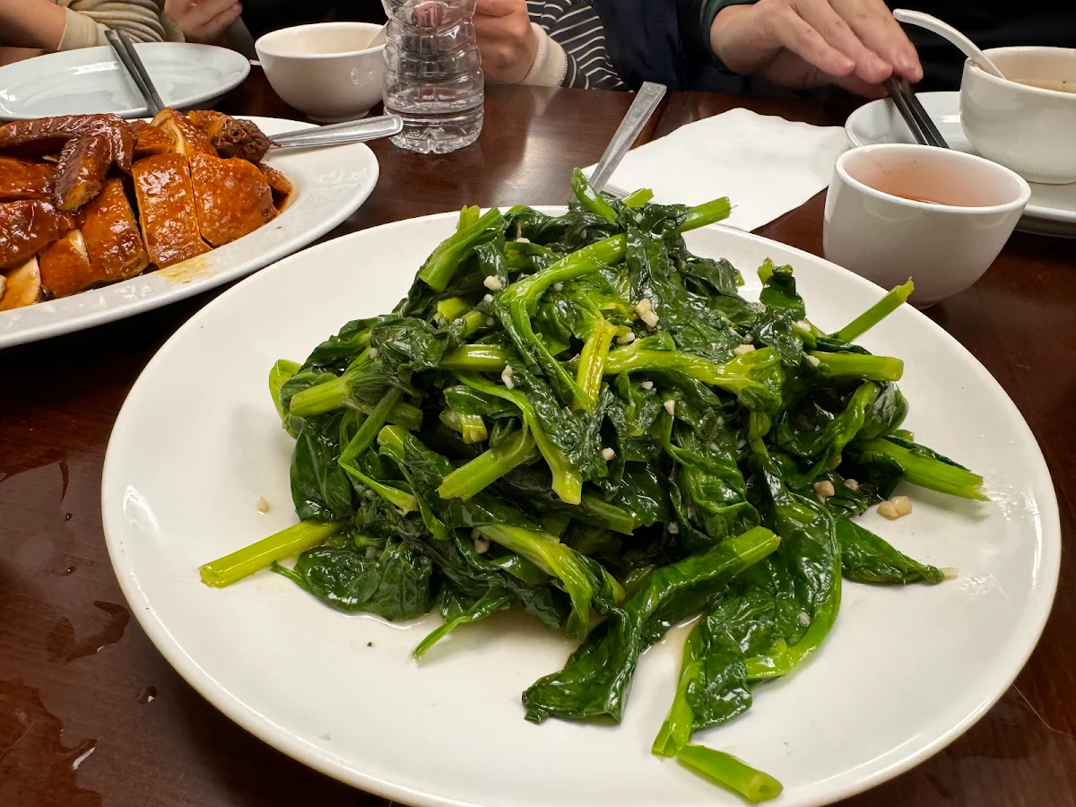 Stir Fry Pea Tips with Garlic Sauce