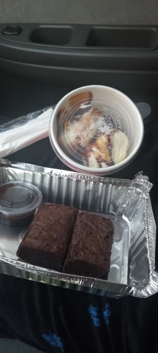 Brownies with Vanilla Ice Cream Chocolate Drizzle