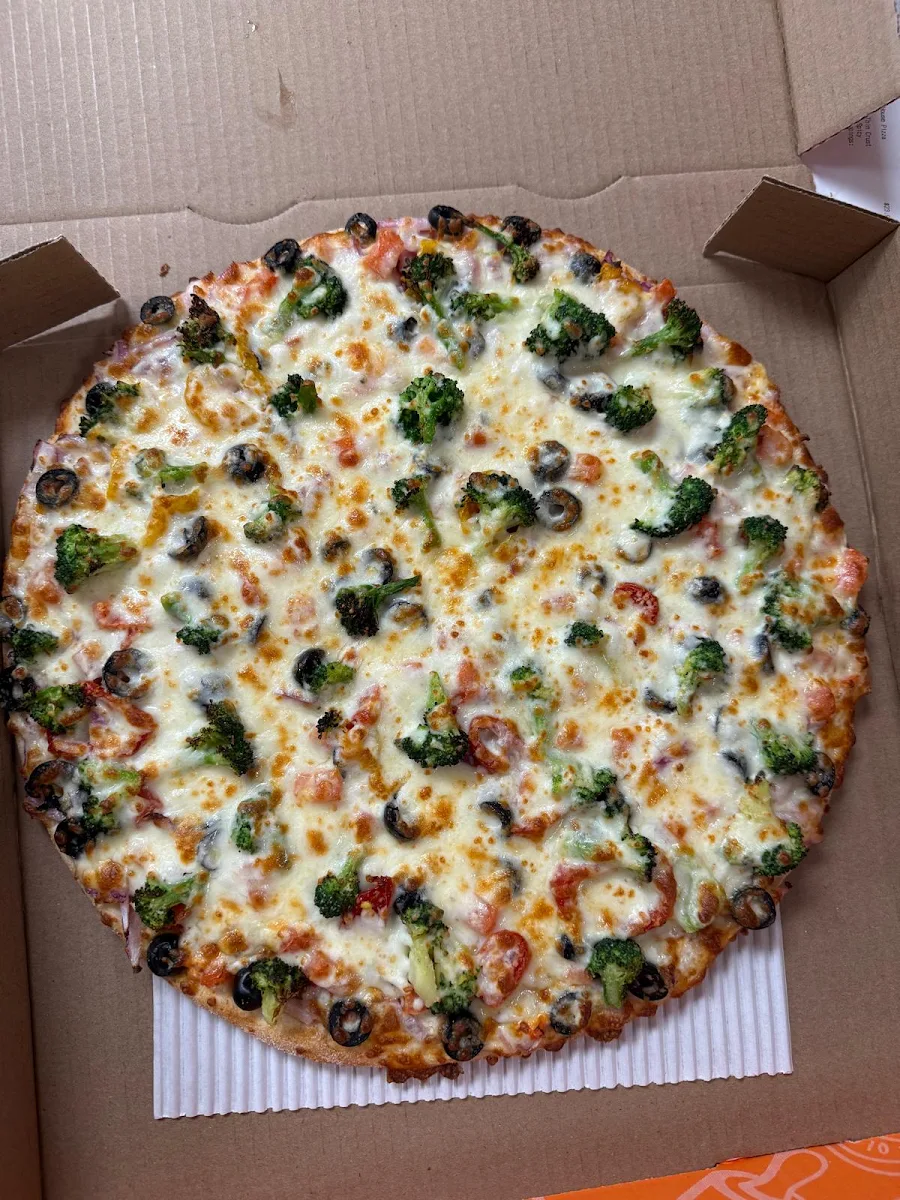 Garden Veggie Deluxe Pizza - Everyday Special 4 Toppings 1 Dip 1 Pop