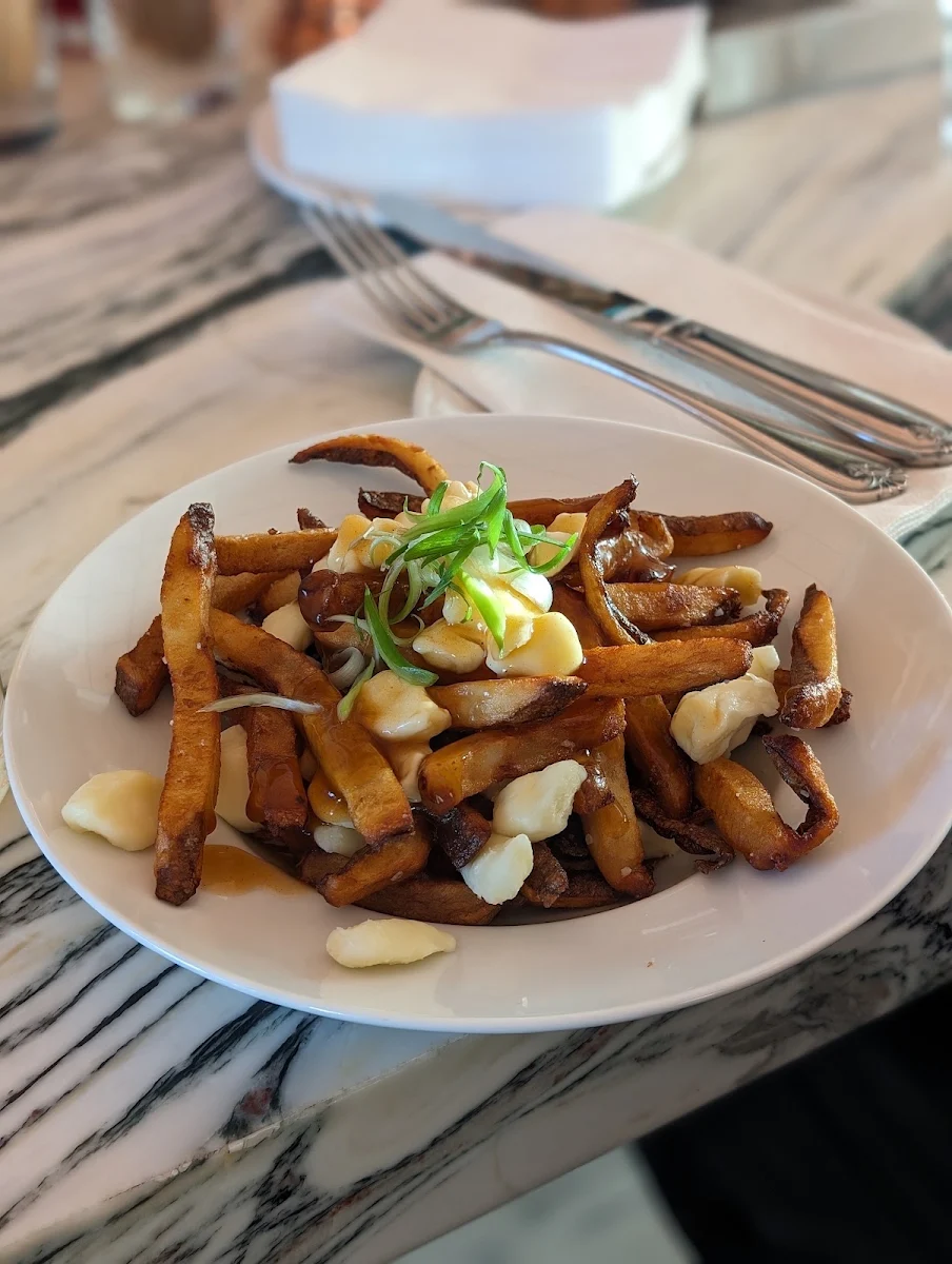 Poutine, Pub Cartier Arms