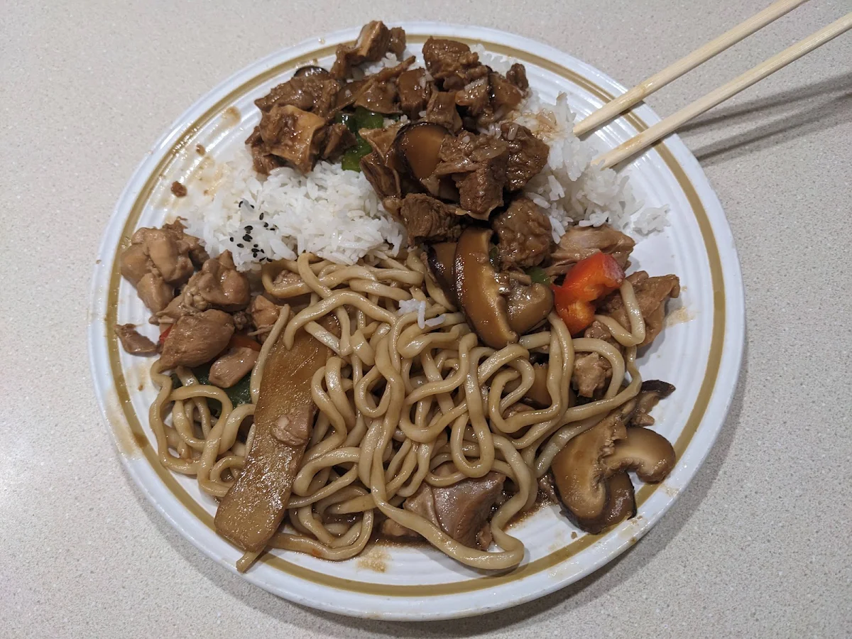 Braised Chicken with Hand-Pulled Noddle Boneless