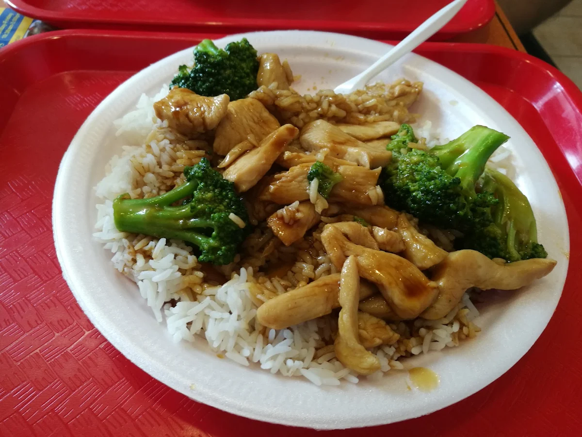 Beef or Chicken Broccoli on Steam Rice