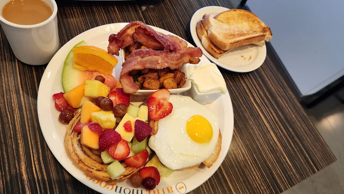 Un Œuf Bacon & Petite Crêpe Aux Fruits