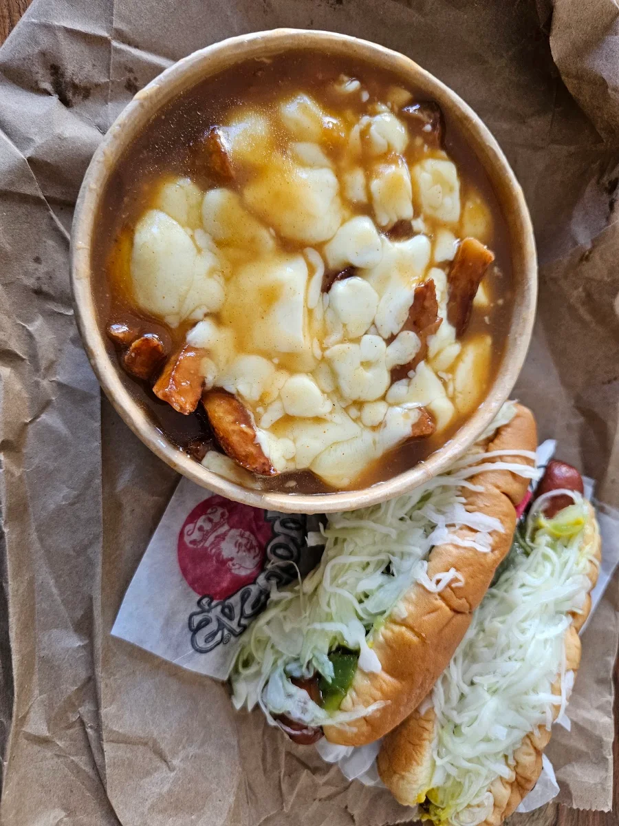 Poutine Régulière Avec 2 Hot Dogs Tout Garni