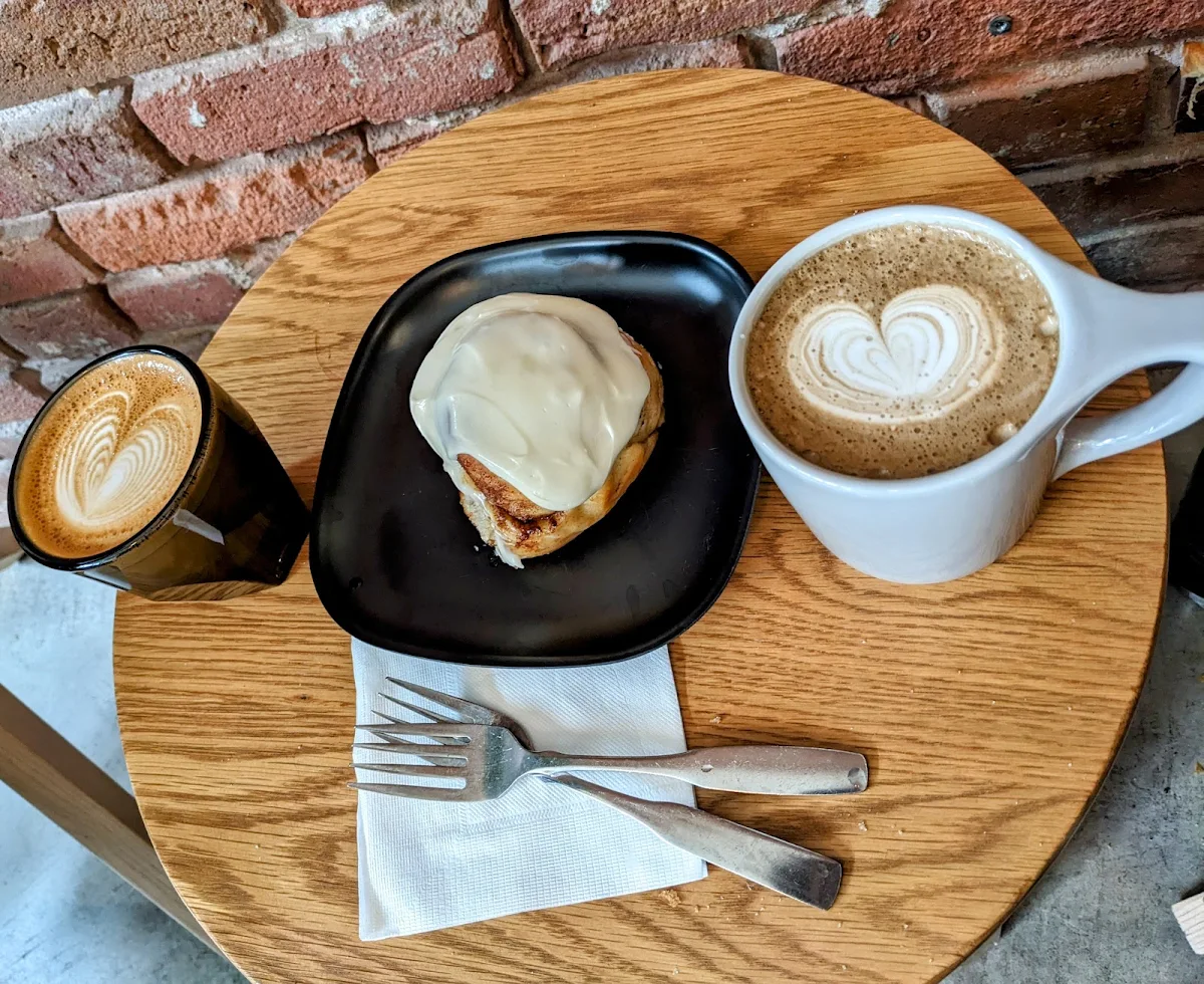 Hojicha Lette and Cinnamon Bun