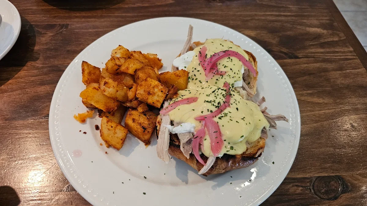 Pulled Pork Eggs Benedict
