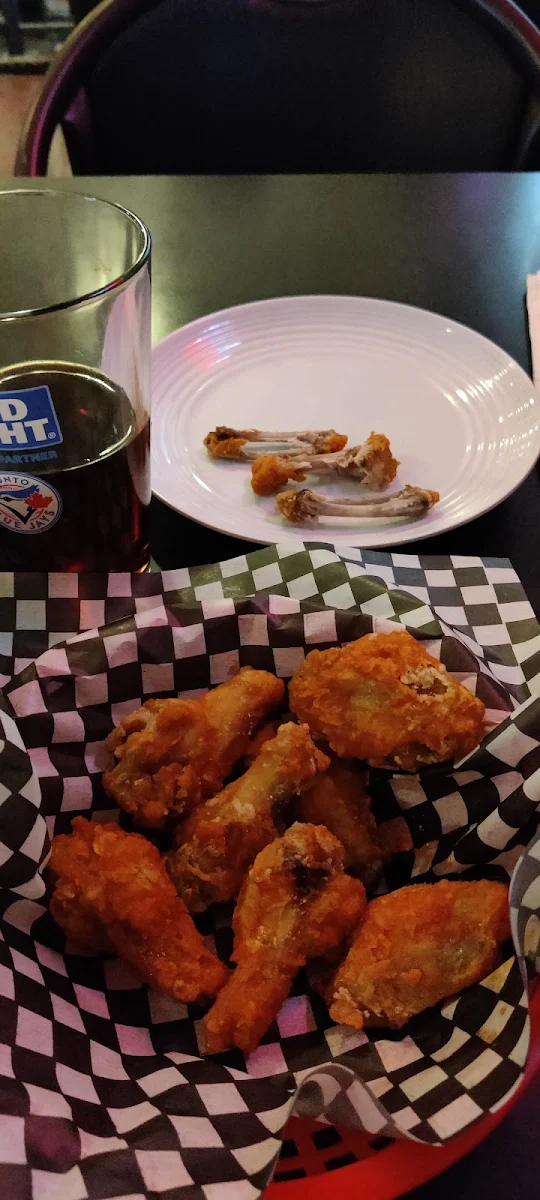 Hot Wings, DayzOff Pub