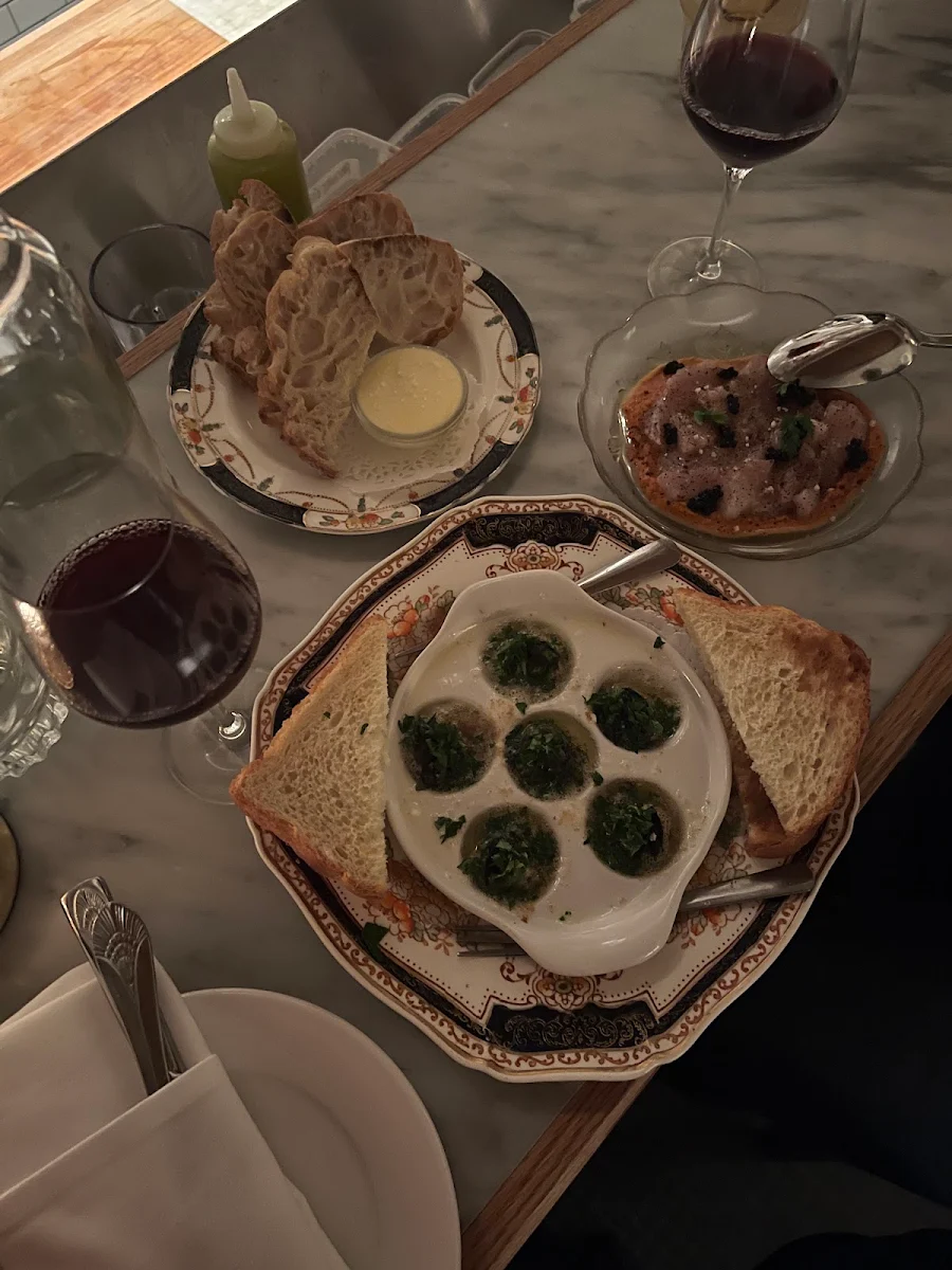 Escargots Au Beurre Noisette Et À la Fleur d’Ail Persillade Brioche