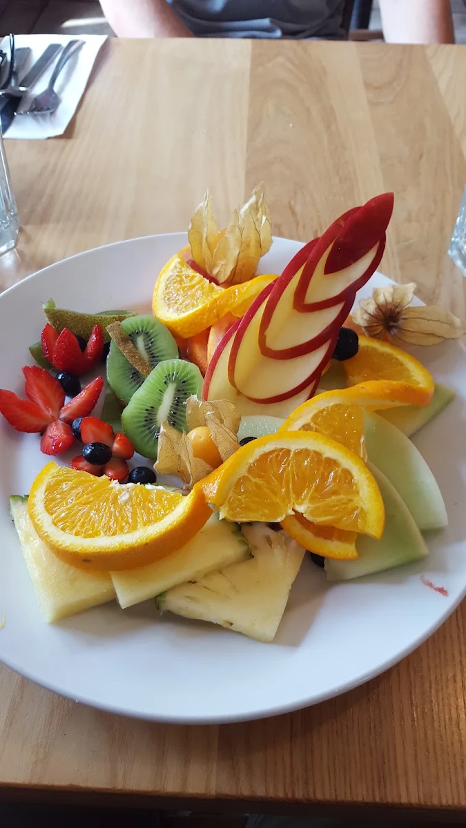 Assiette de Fruits Frais Et Baguette