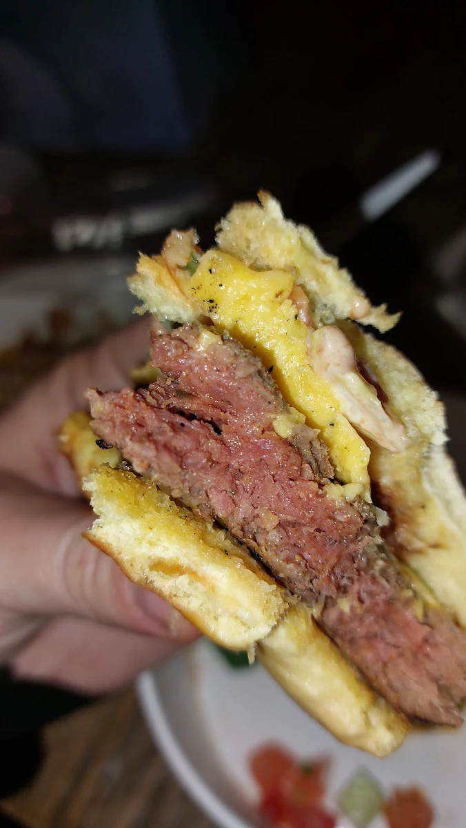 Sandwich Burger À la Viande Hachee n'est Pas Cuite