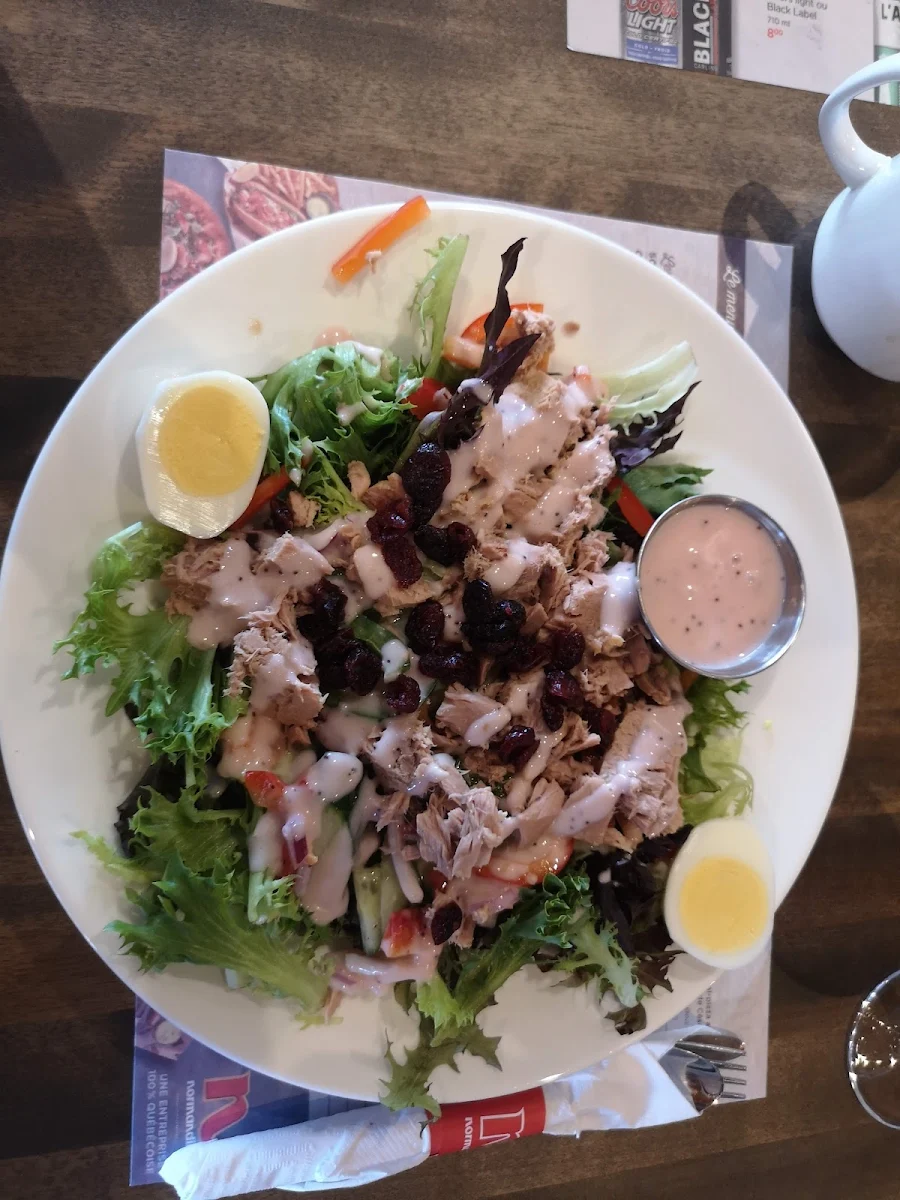 Salade Méditerranéenne Au Thon, Restaurant Normandin Roberval