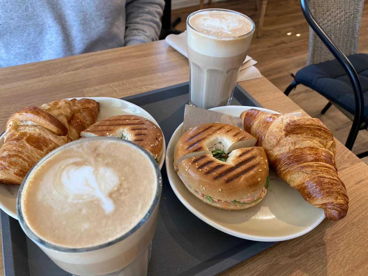 Lachsbagel Croissant Latte