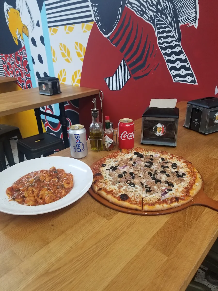 Tortellini Rosé Aux Champignons Mariné Avec Une Pizza Aux Fruits de Mer c'est Vraiment Écoeurant