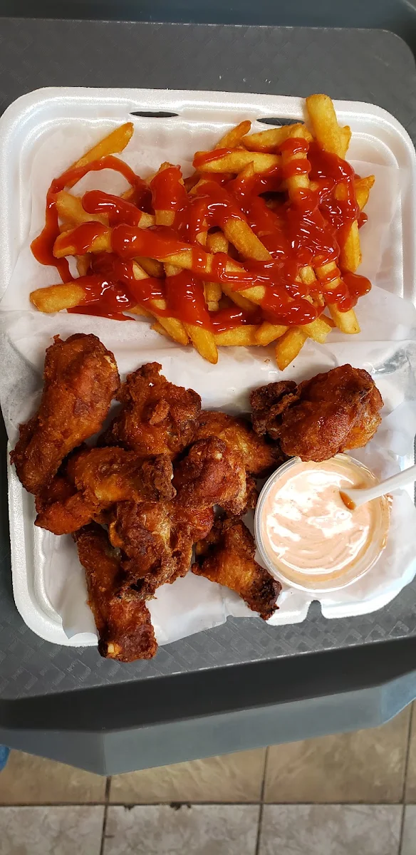 Combo Chicken Wings and Fries