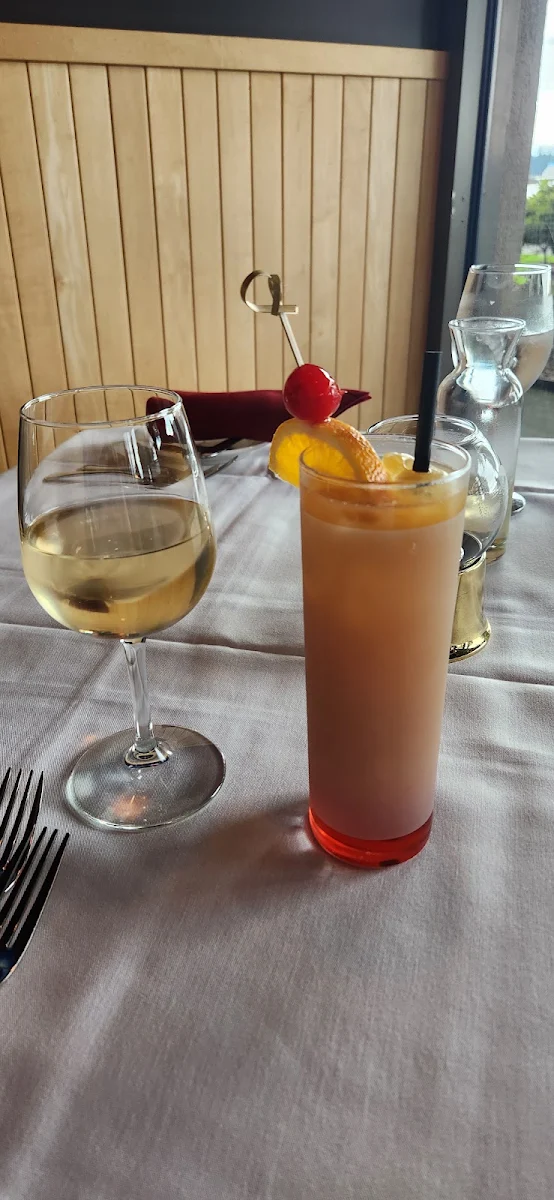 Mai Tai and Pinot Grigio