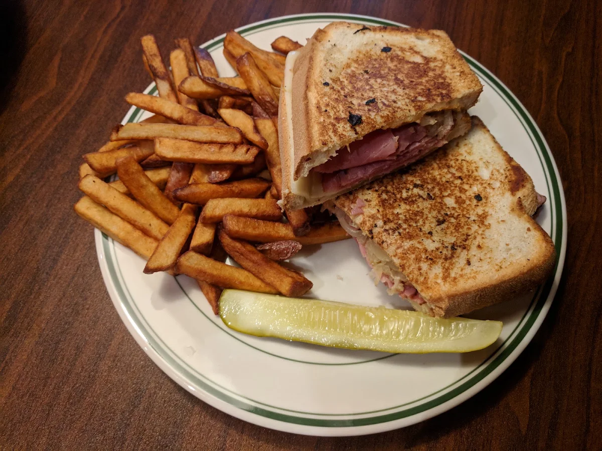 Sandwich Reuben & Frites Fraîches