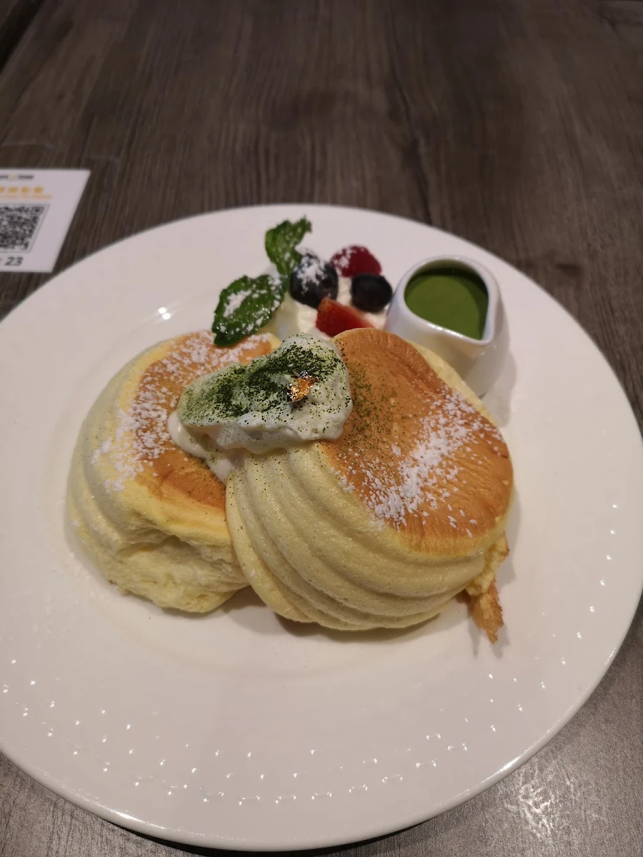 Soufflé Pancakes with Matcha Sauce