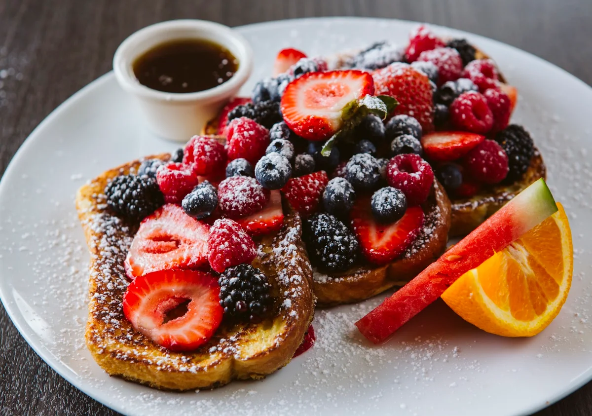 Pains Dorés Avec Fruits Frais French Golden Toast With Fresh Fruits