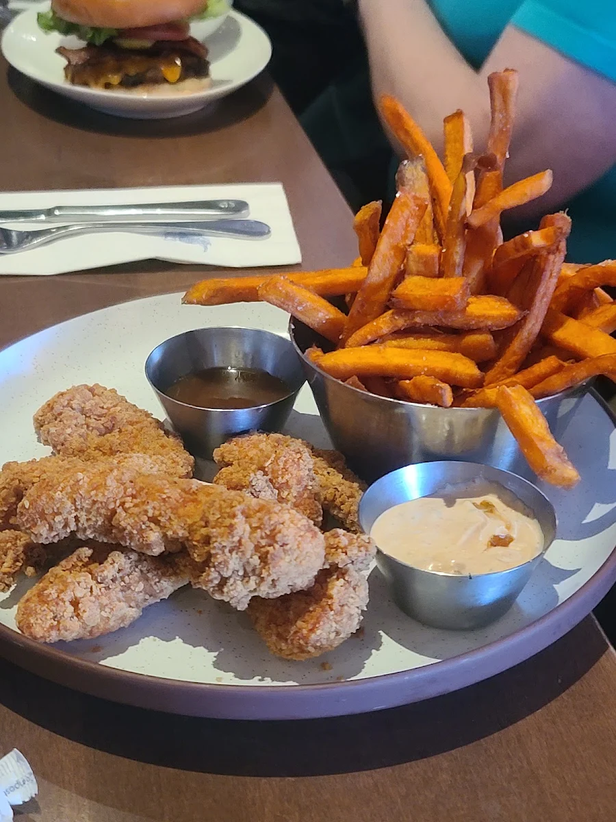 Earls Wings, Earls Kitchen + Bar