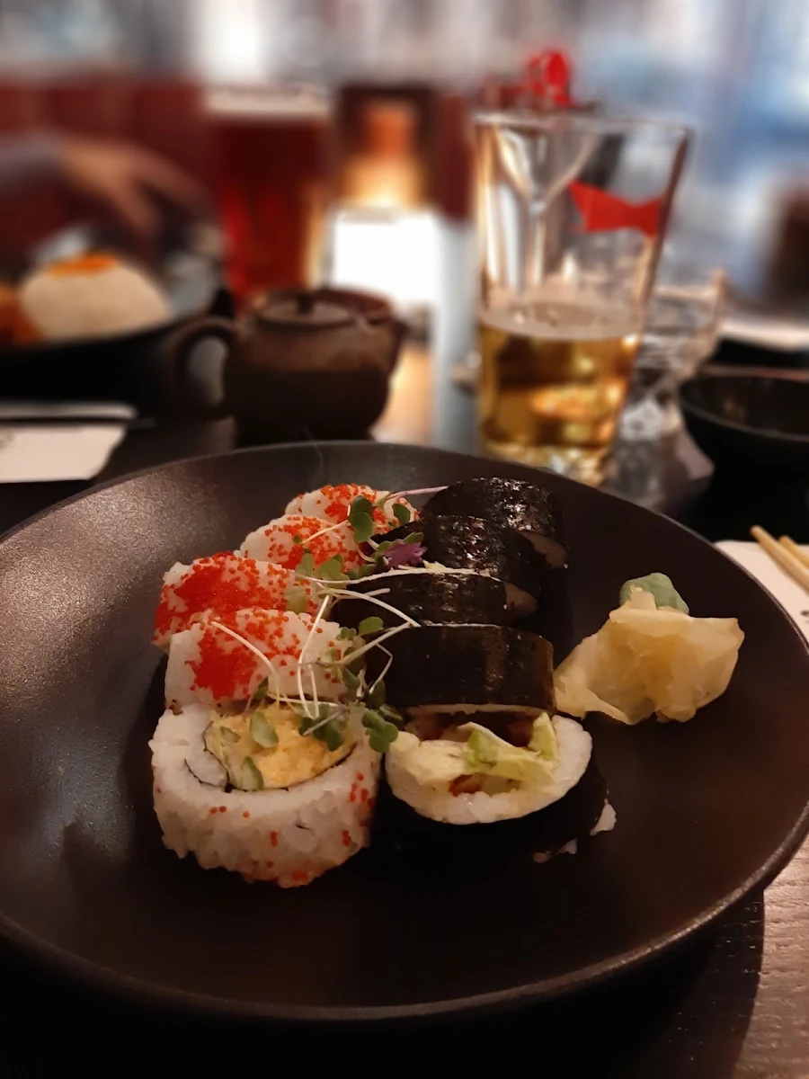 Honoraires Crabe Mariné Et Tobiko & Crevettes Pannes Et Teriyaki Sauce