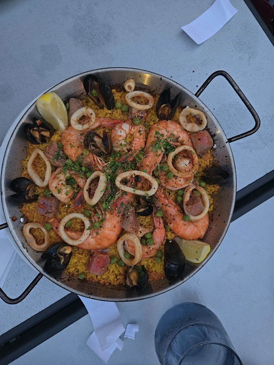 Paella Valenciana Mixta
