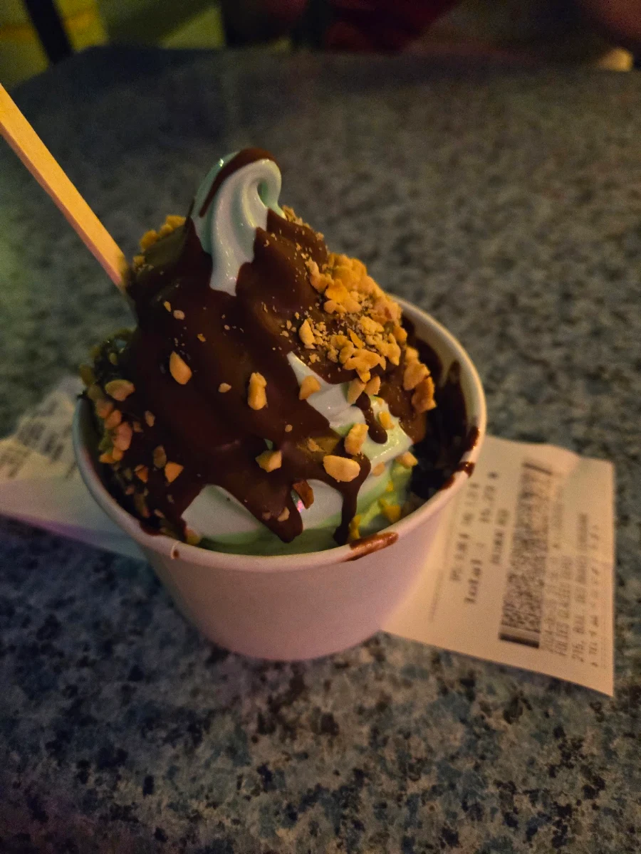 Creme Glacée Pistache Trempée Au Chocolat Et Peanut